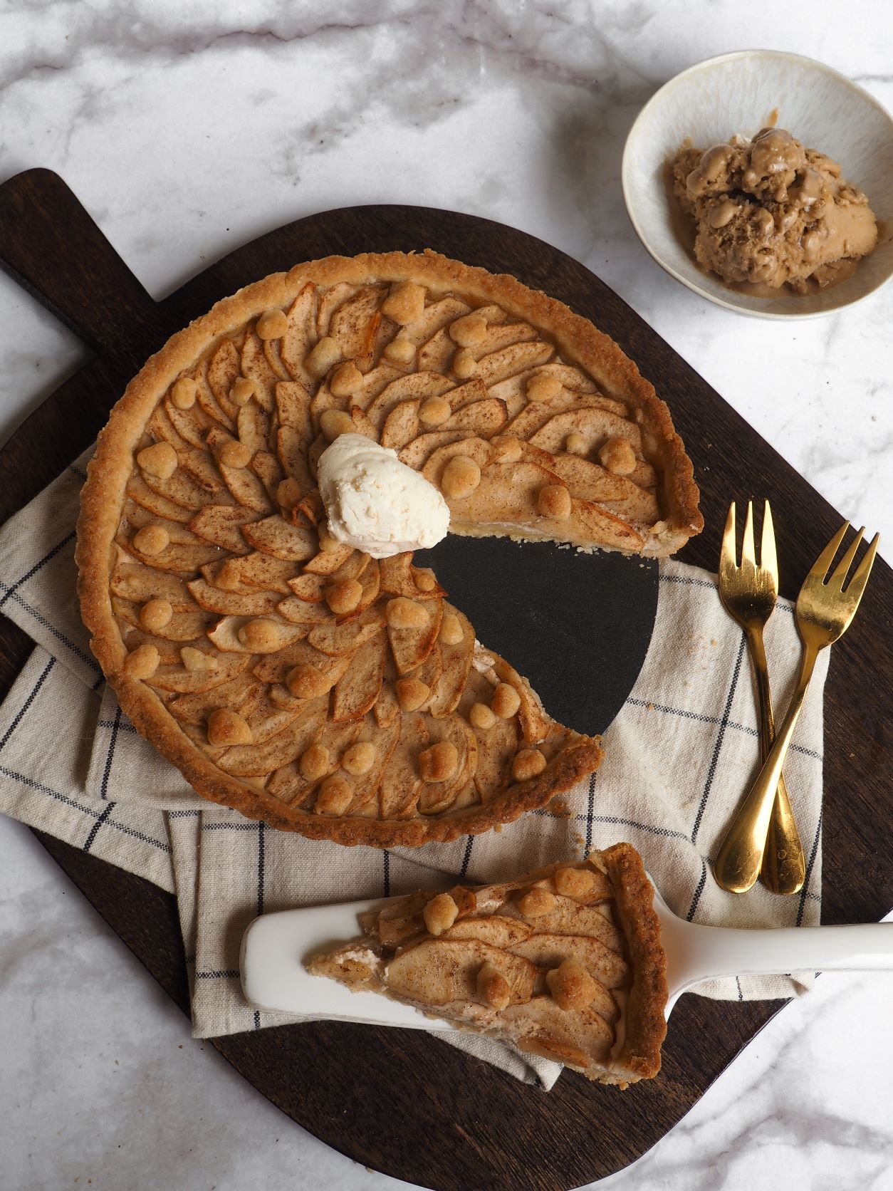 Apfel Erdnuss Tarte mit Crumble – deliciouslyVEGGIE, image size:1254x1672